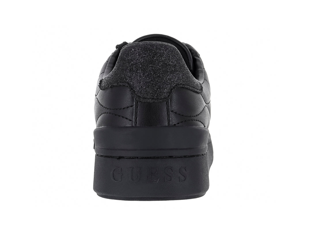 Tenis negros Guess con diseño acolchado y detalles brillantes en la punta y el talón.