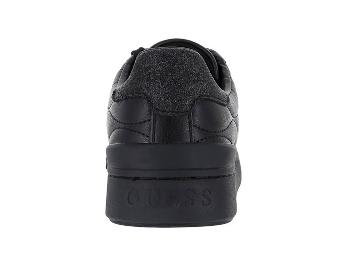 Tenis negros Guess con diseño acolchado y detalles brillantes en la punta y el talón.