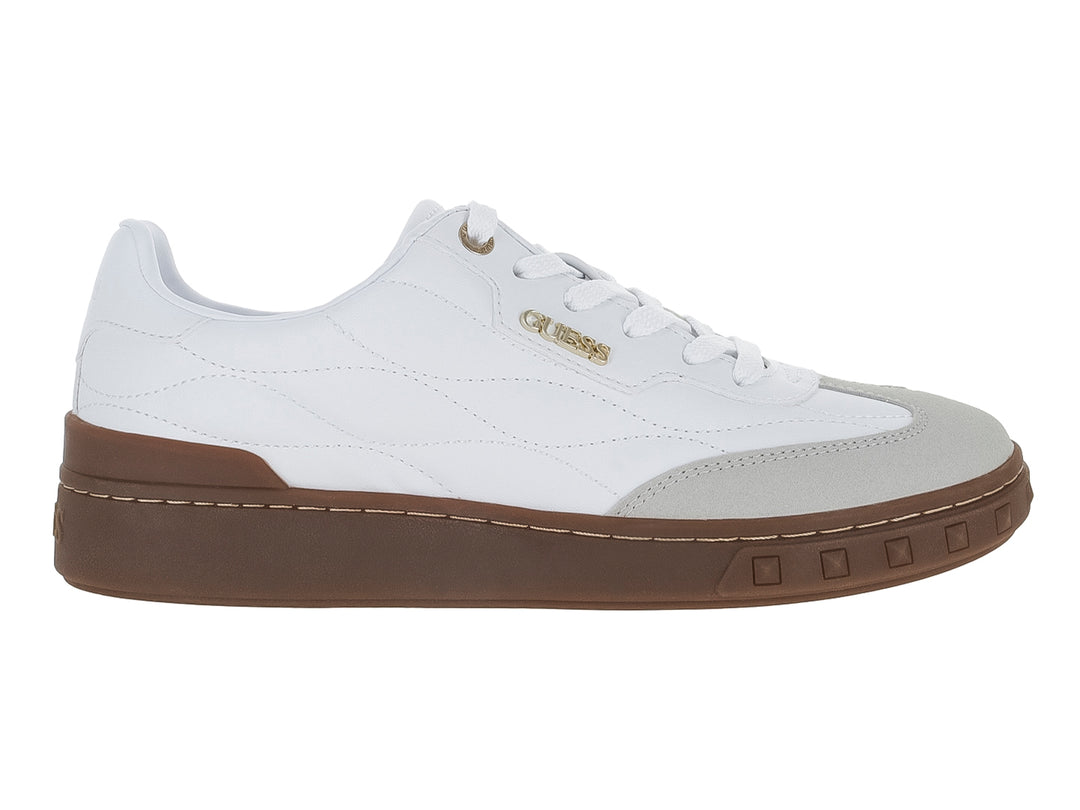Tenis blancos Guess con textura acolchada, punta gris y suela gruesa color café.
