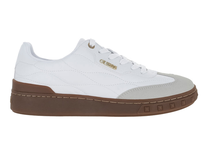Tenis blancos Guess con textura acolchada, punta gris y suela gruesa color café.