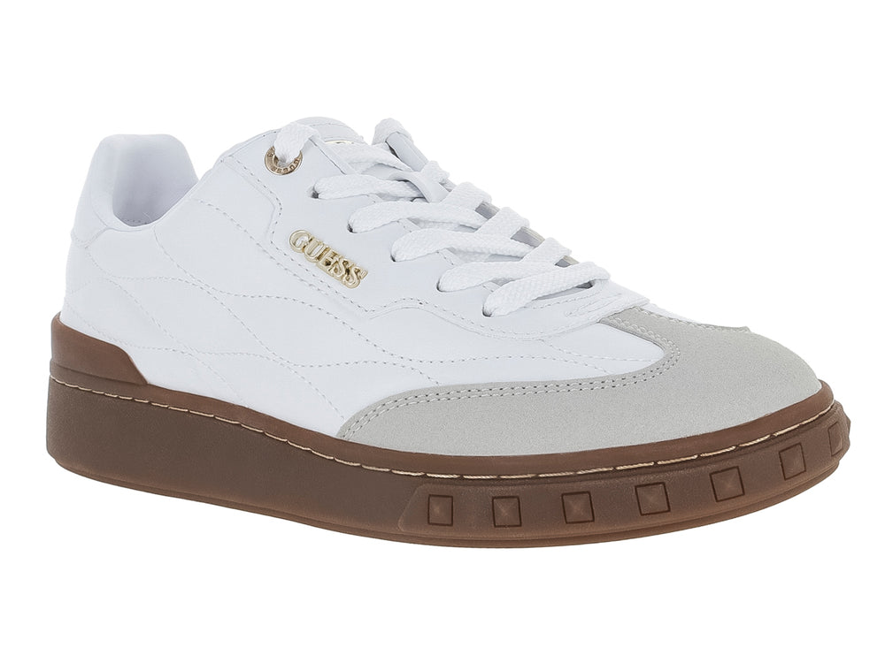 Tenis blancos Guess con textura acolchada, punta gris y suela gruesa color café.