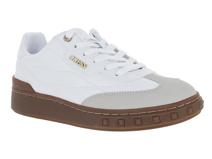 Tenis blancos Guess con textura acolchada, punta gris y suela gruesa color café.