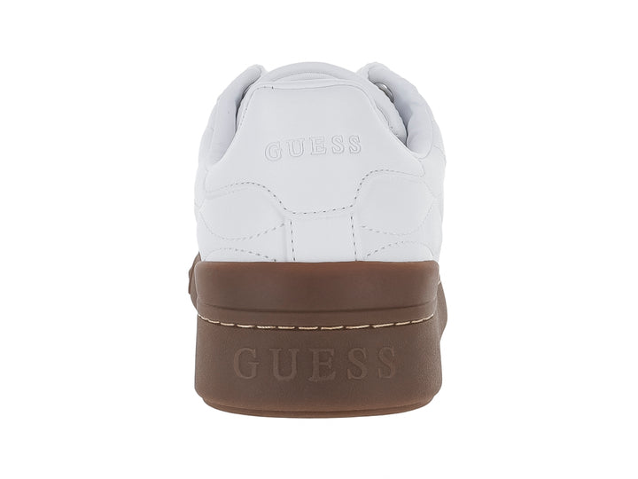 Tenis blancos Guess con textura acolchada, punta gris y suela gruesa color café.