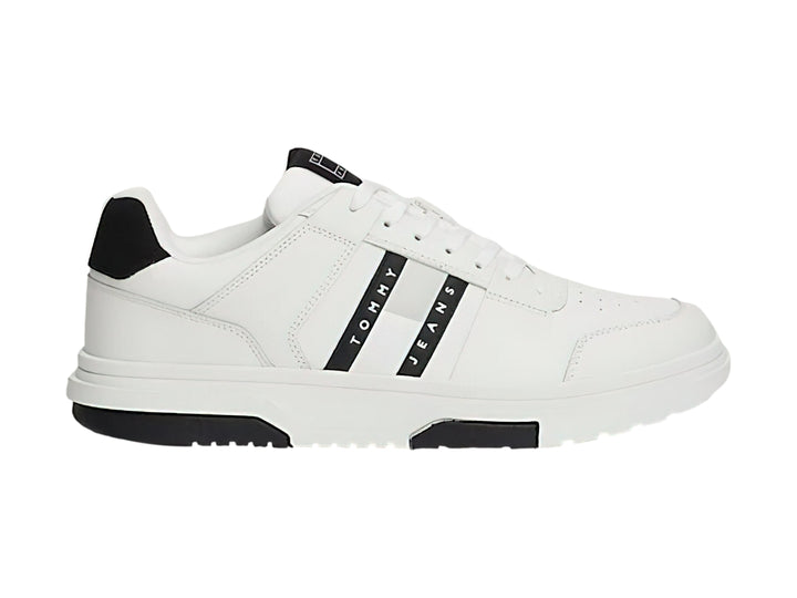 Tenis blancos de cuero con detalles y suela en color negro de la marca Tommy Hilfiger.