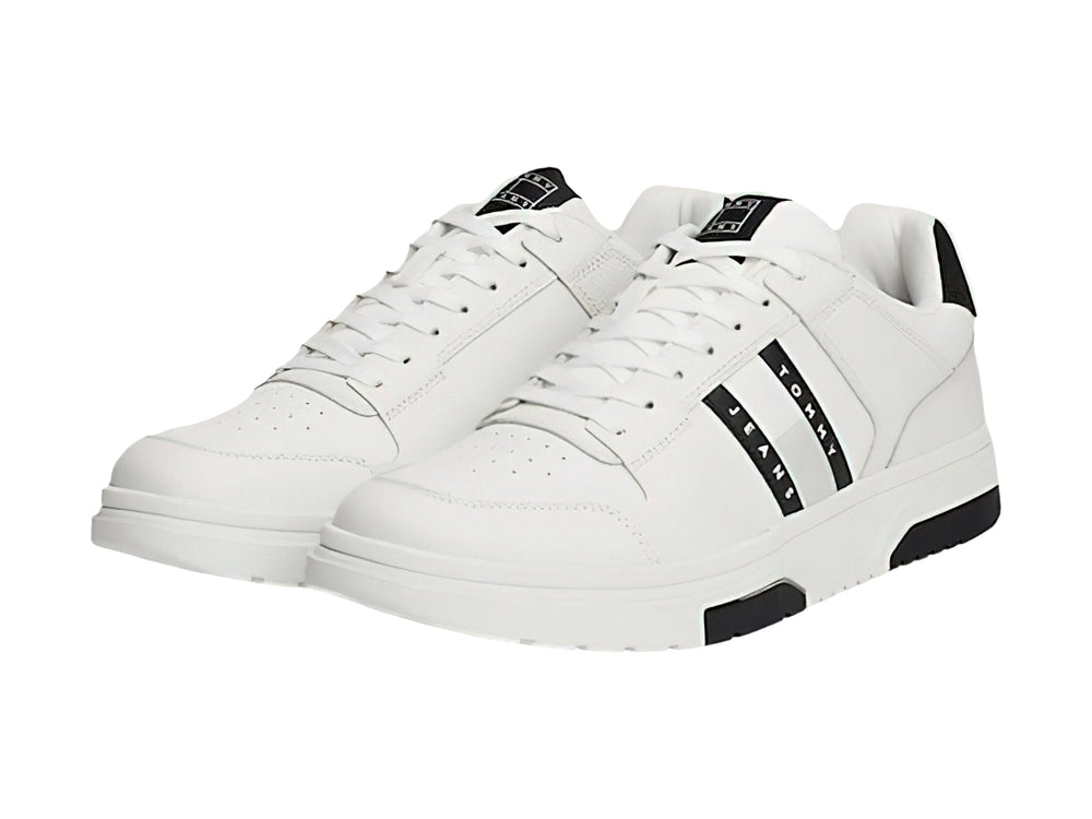 Tenis blancos de cuero con detalles y suela en color negro de la marca Tommy Hilfiger.