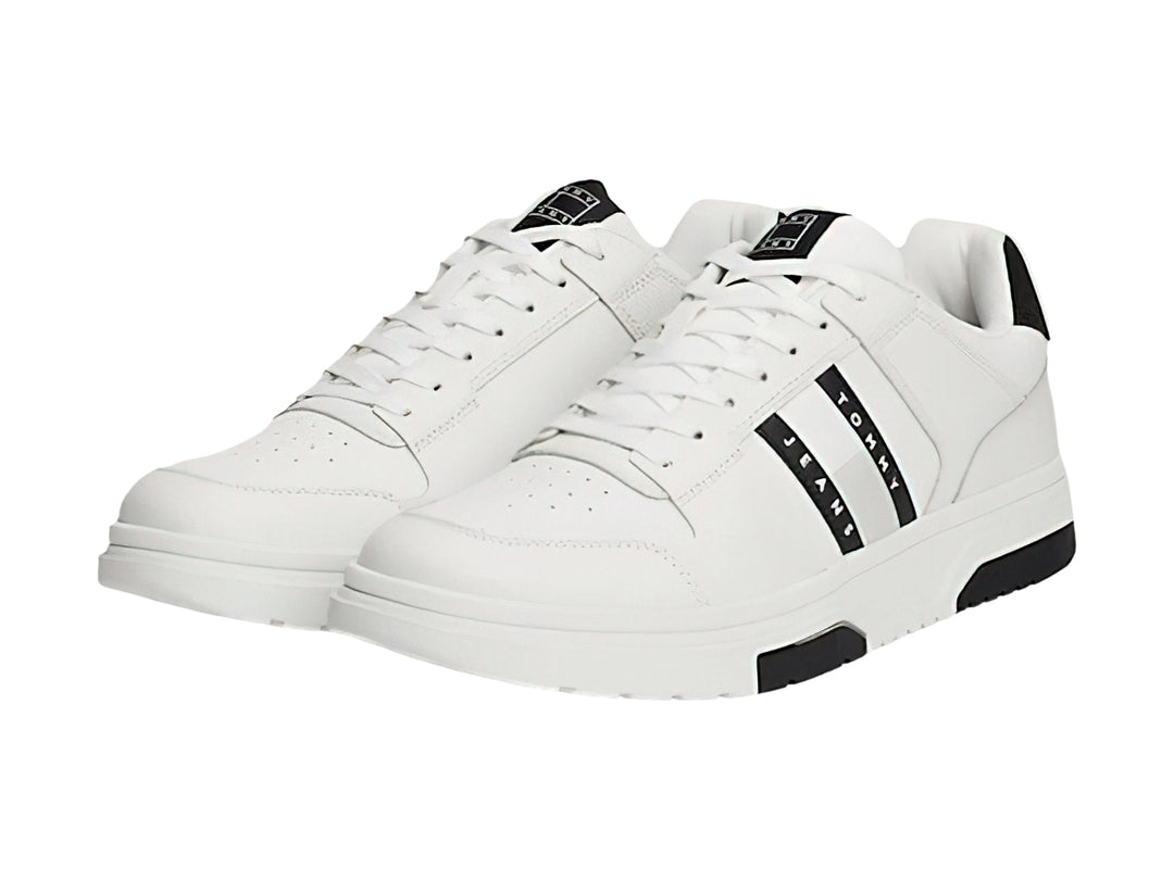 Tenis blancos de cuero con detalles y suela en color negro de la marca Tommy Hilfiger.