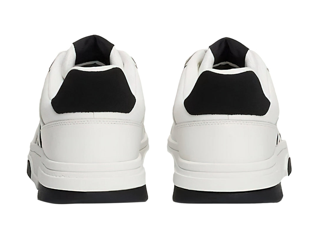 Tenis blancos de cuero con detalles y suela en color negro de la marca Tommy Hilfiger.