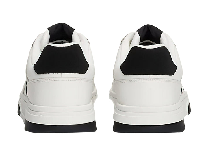 Tenis blancos de cuero con detalles y suela en color negro de la marca Tommy Hilfiger.