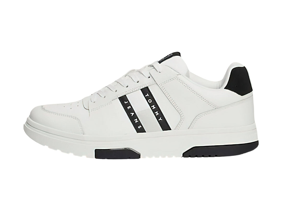 Tenis blancos de cuero con detalles y suela en color negro de la marca Tommy Hilfiger.