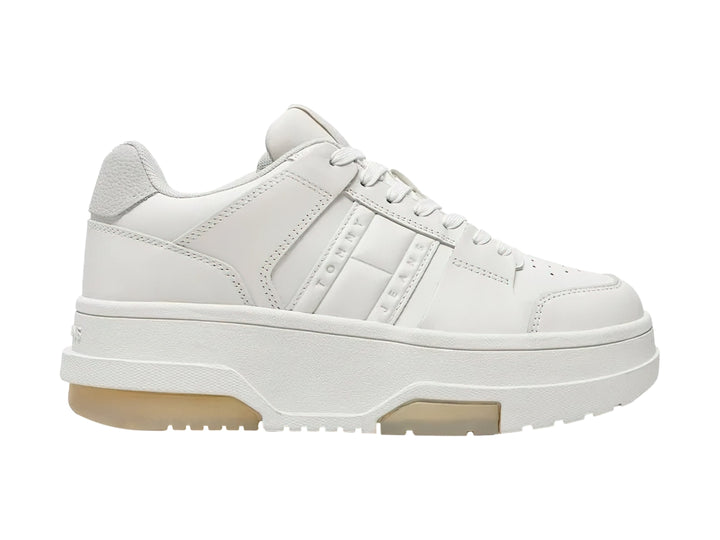 Tenis Tommy Hilfiger modelo The Brooklyn Platform en color blanco con suela de plataforma gruesa.