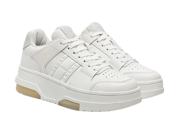 Tenis Tommy Hilfiger modelo The Brooklyn Platform en color blanco con suela de plataforma gruesa.