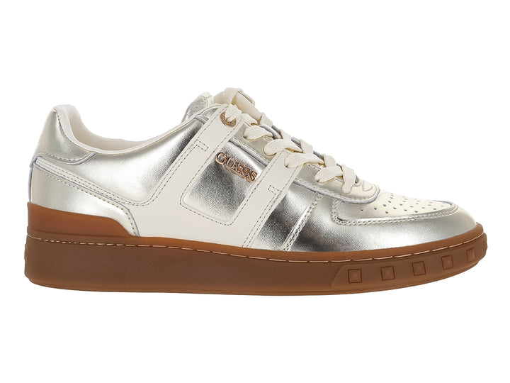Tenis GUESS color dorado metálico con detalles en blanco y suela gruesa color café.
