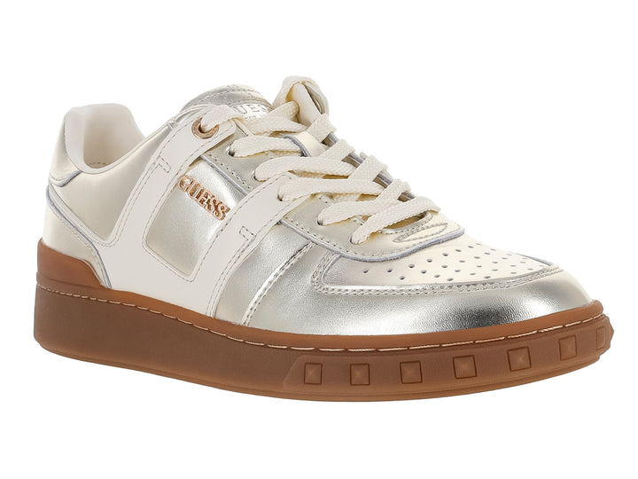 Tenis GUESS color dorado metálico con detalles en blanco y suela gruesa color café.