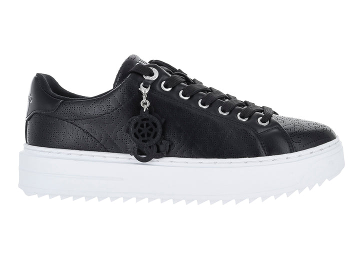 Tenis Guess GW Denesa color negro con suela blanca de plataforma y detalle decorativo colgante en el lateral.