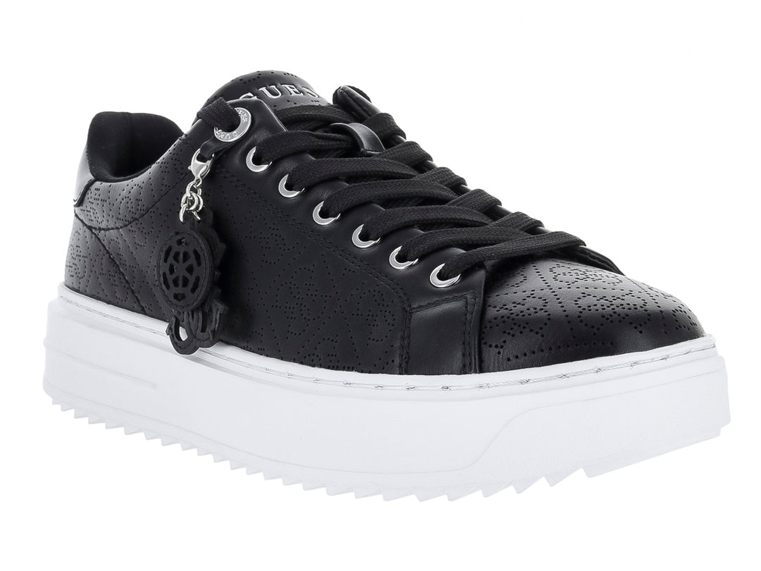 Tenis Guess GW Denesa color negro con suela blanca de plataforma y detalle decorativo colgante en el lateral.