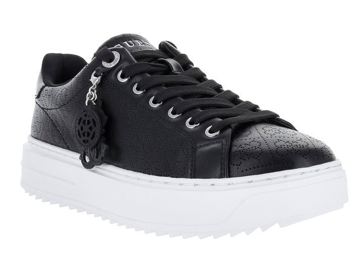 Tenis Guess GW Denesa color negro con suela blanca de plataforma y detalle decorativo colgante en el lateral.