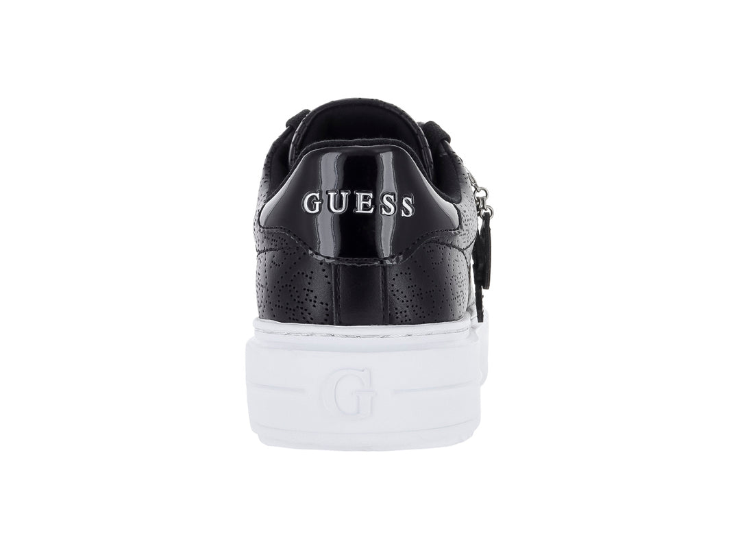 Tenis Guess GW Denesa color negro con suela blanca de plataforma y detalle decorativo colgante en el lateral.