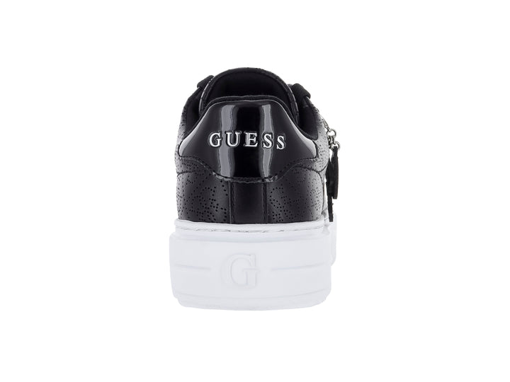 Tenis Guess GW Denesa color negro con suela blanca de plataforma y detalle decorativo colgante en el lateral.