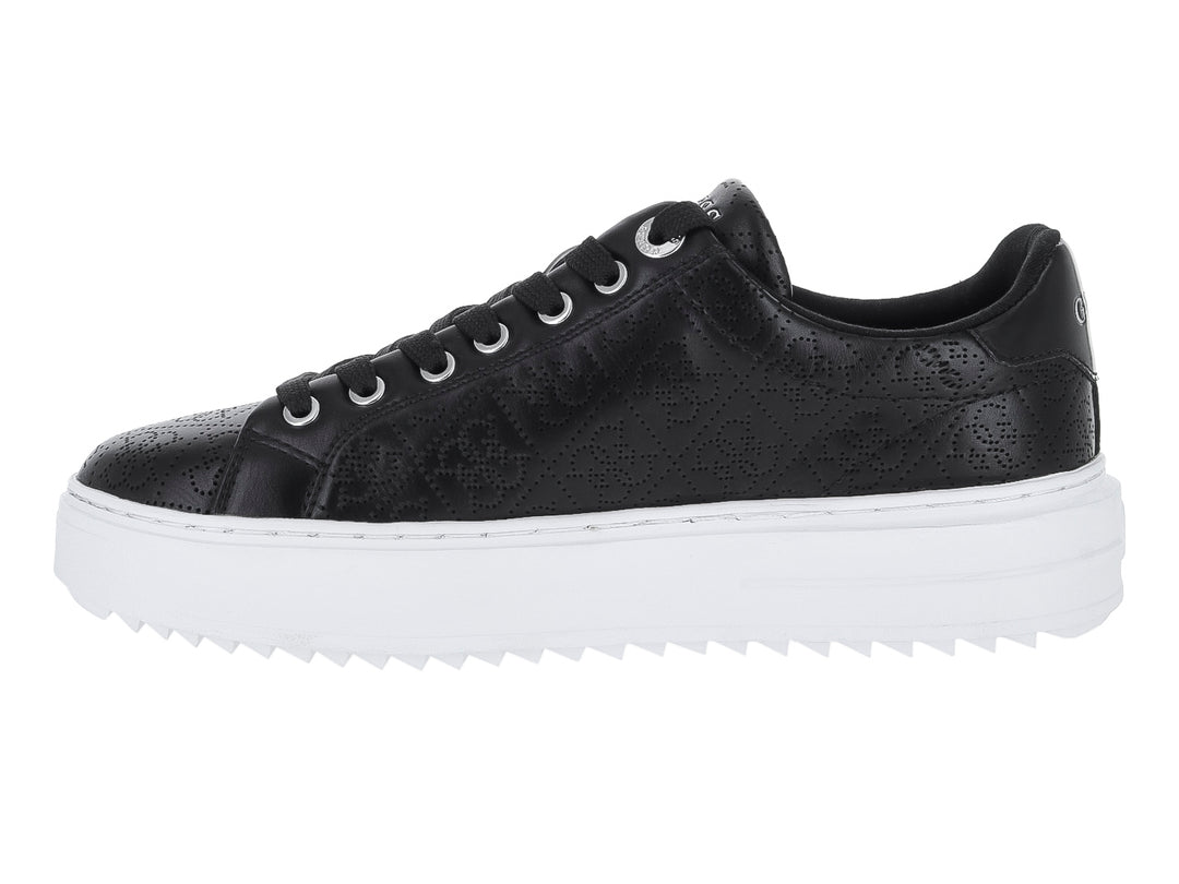 Tenis Guess GW Denesa color negro con suela blanca de plataforma y detalle decorativo colgante en el lateral.