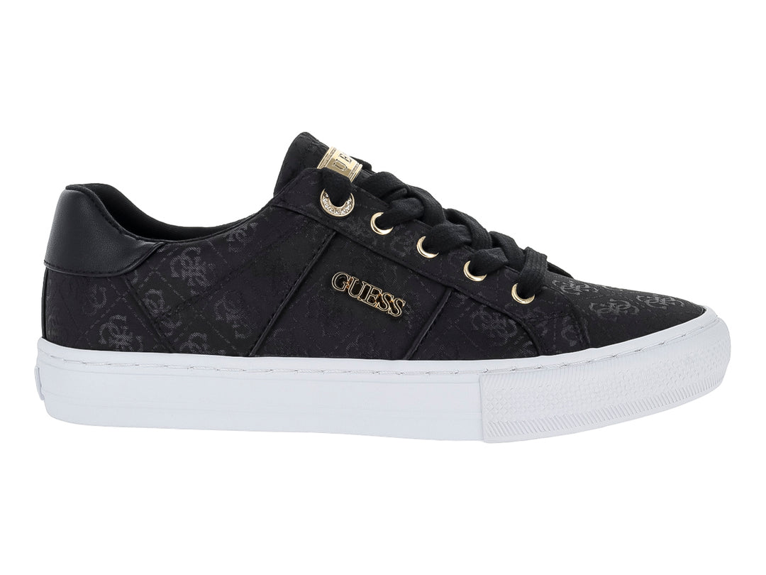 Tenis negros de la marca Guess con suela blanca y detalles dorados en los ojales.