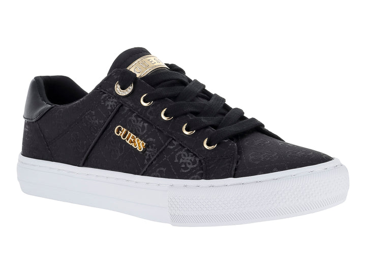 Tenis negros de la marca Guess con suela blanca y detalles dorados en los ojales.