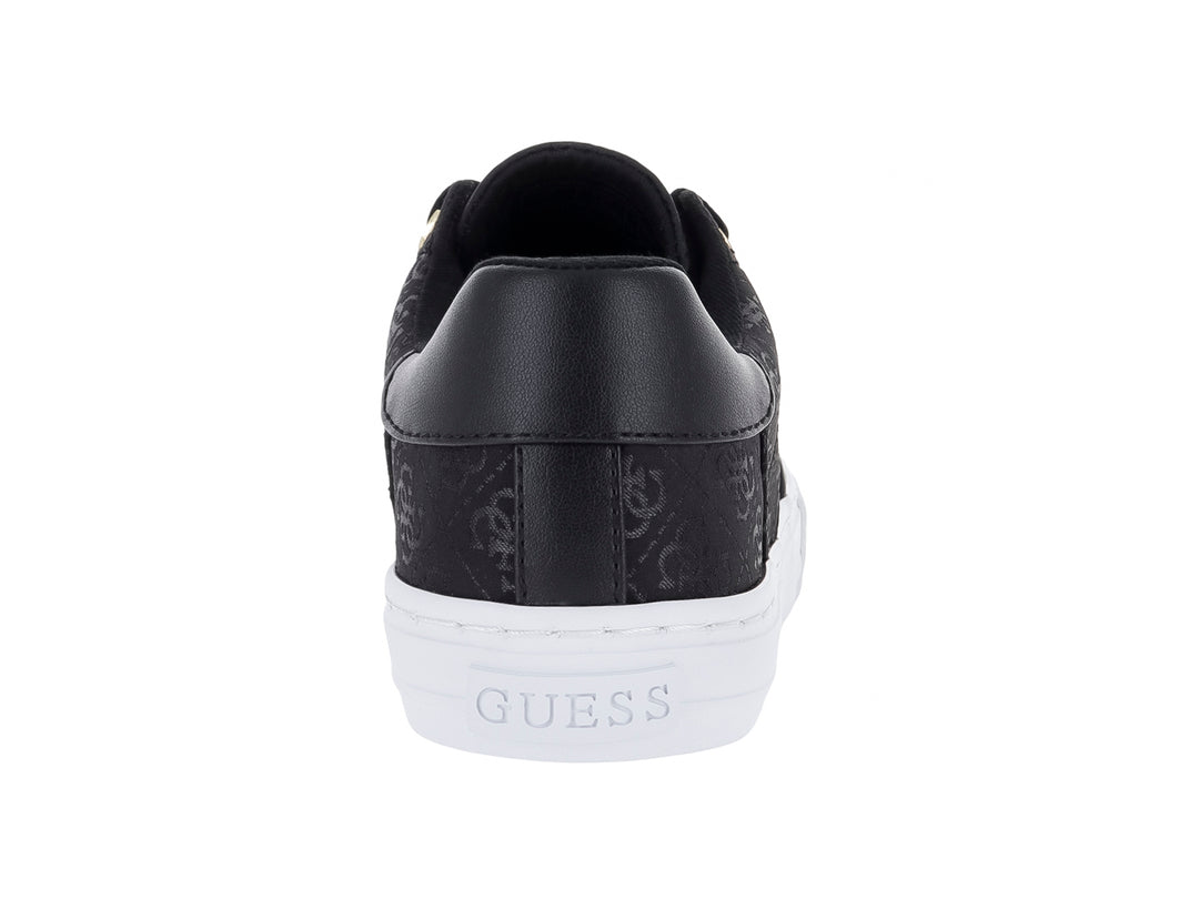 Tenis negros de la marca Guess con suela blanca y detalles dorados en los ojales.