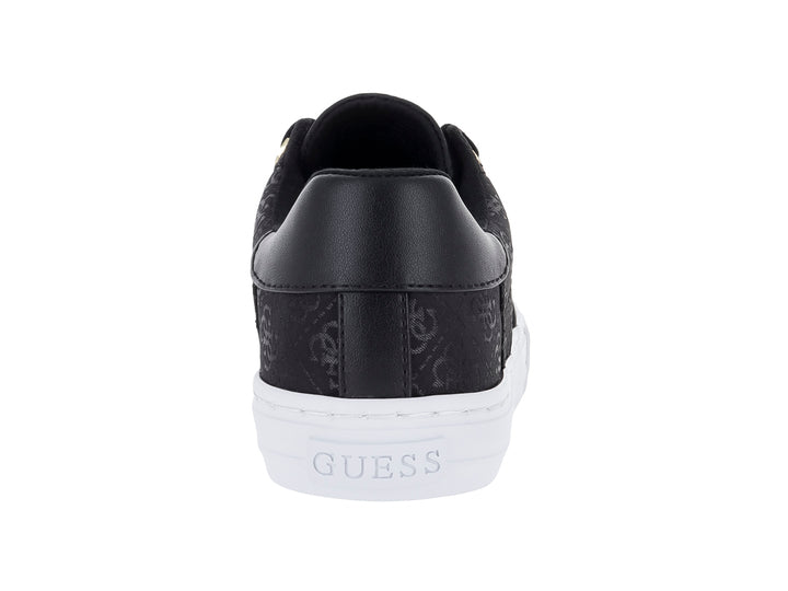 Tenis negros de la marca Guess con suela blanca y detalles dorados en los ojales.