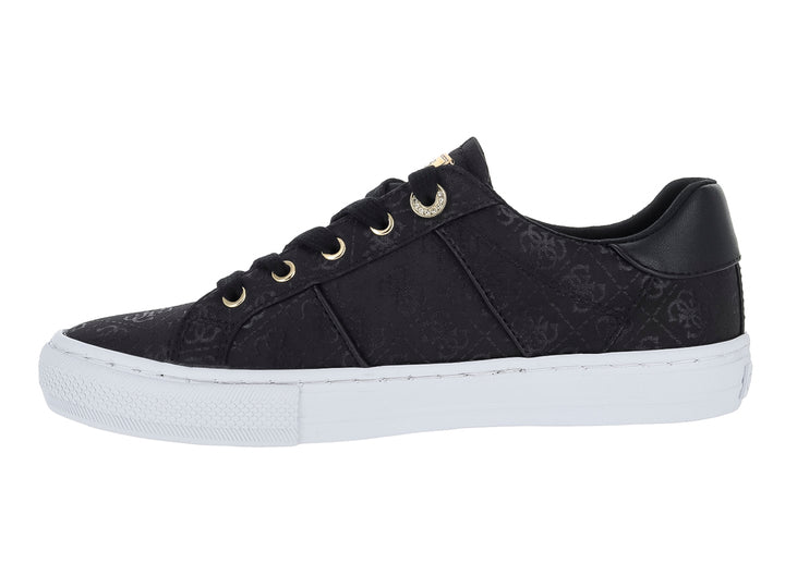 Tenis negros de la marca Guess con suela blanca y detalles dorados en los ojales.