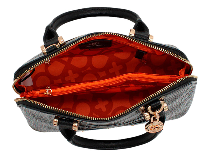 Bolsa negra con textura de cocodrilo y herrajes dorados de la marca Jaime Ibiza.