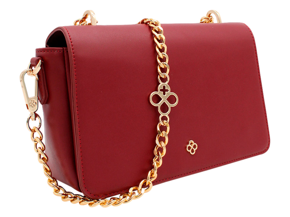 Bolso de hombro Jaime Ibiza en color rojo con cadena dorada y correa ancha ajustable.