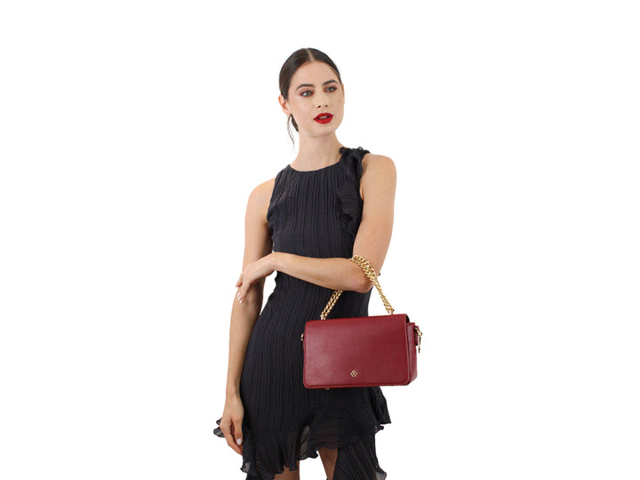 Bolso de hombro Jaime Ibiza en color rojo con cadena dorada y correa ancha ajustable.