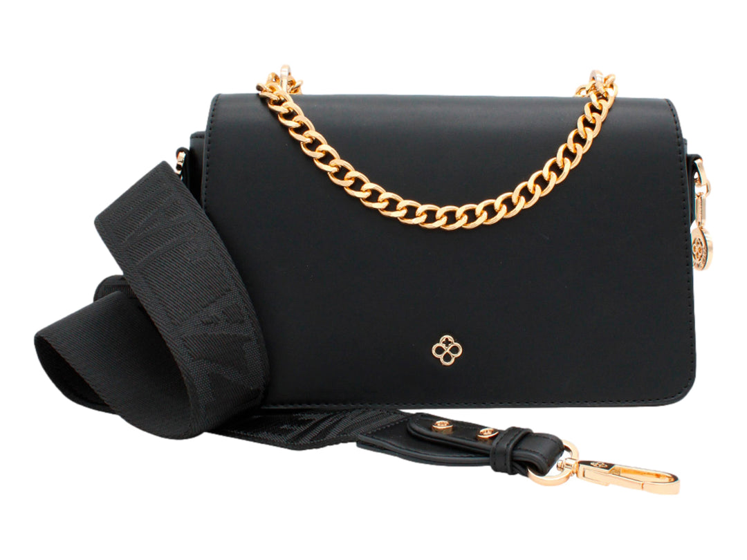Bolso rectangular negro con cadena dorada y correa ancha de tela.