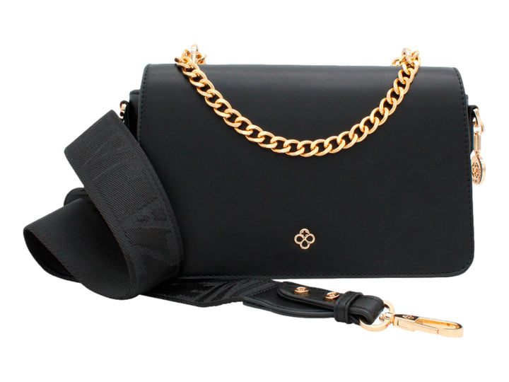 Bolso rectangular negro con cadena dorada y correa ancha de tela.