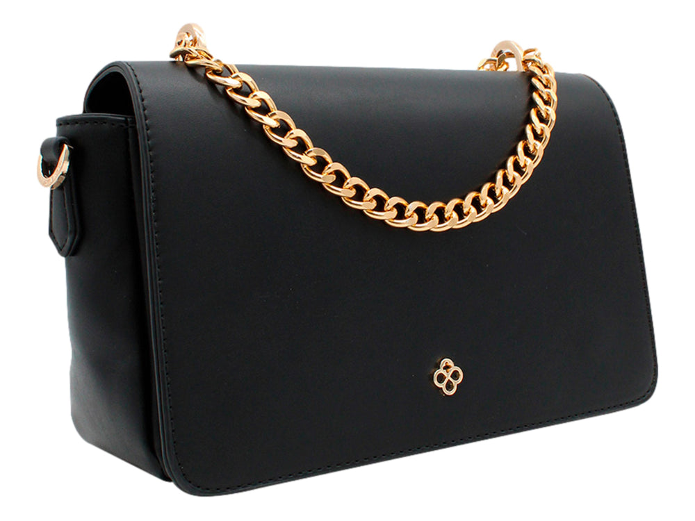 Bolso rectangular negro con cadena dorada y correa ancha de tela.