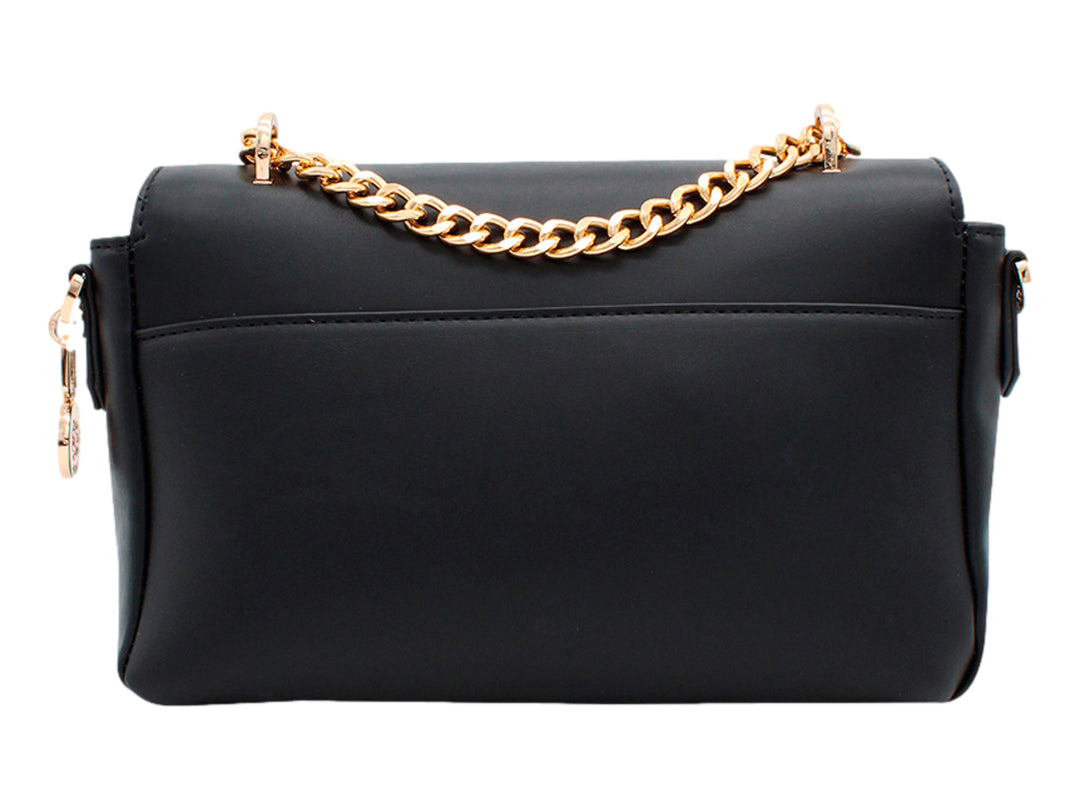 Bolso rectangular negro con cadena dorada y correa ancha de tela.