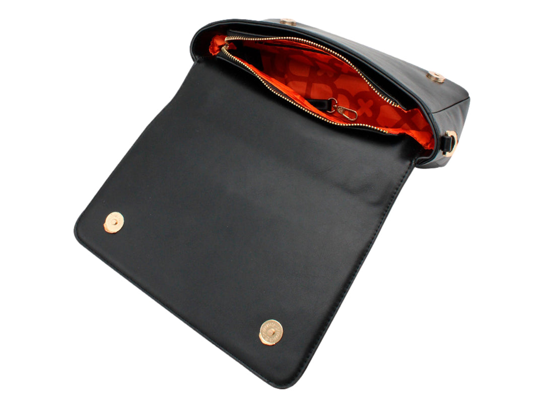 Bolso rectangular negro con cadena dorada y correa ancha de tela.