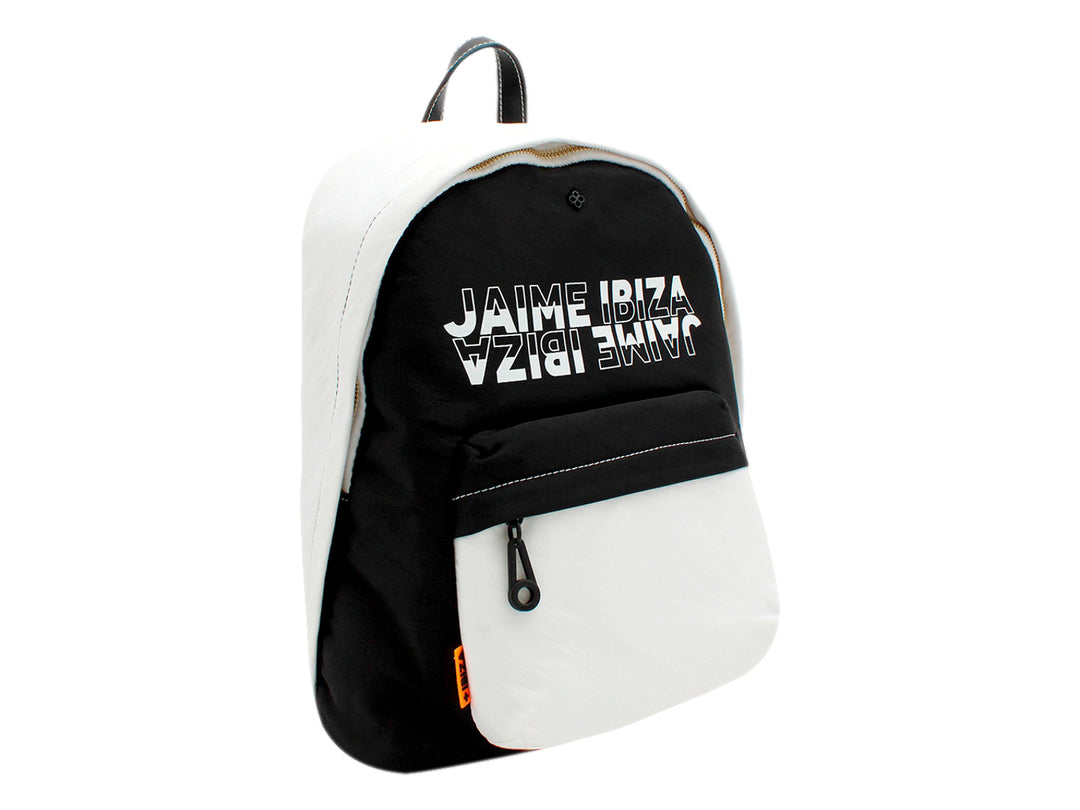Mochila escolar Jaime Ibiza en colores negro y blanco con detalles en naranja y logotipo frontal.
