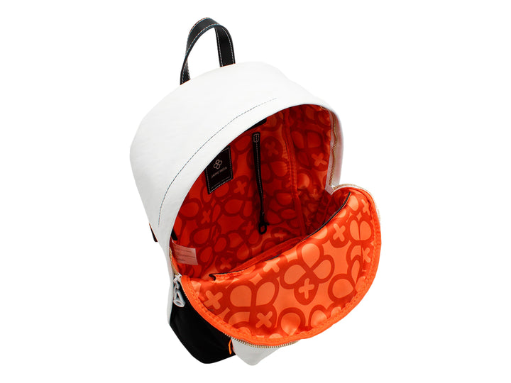 Mochila escolar Jaime Ibiza en colores negro y blanco con detalles en naranja y logotipo frontal.