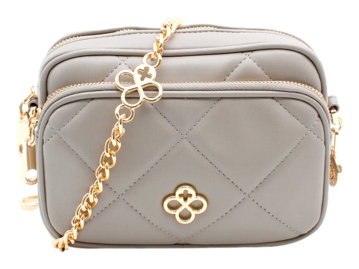 Bolso pequeño color gris con diseño acolchado, cadena dorada y detalle decorativo floral en el frente.