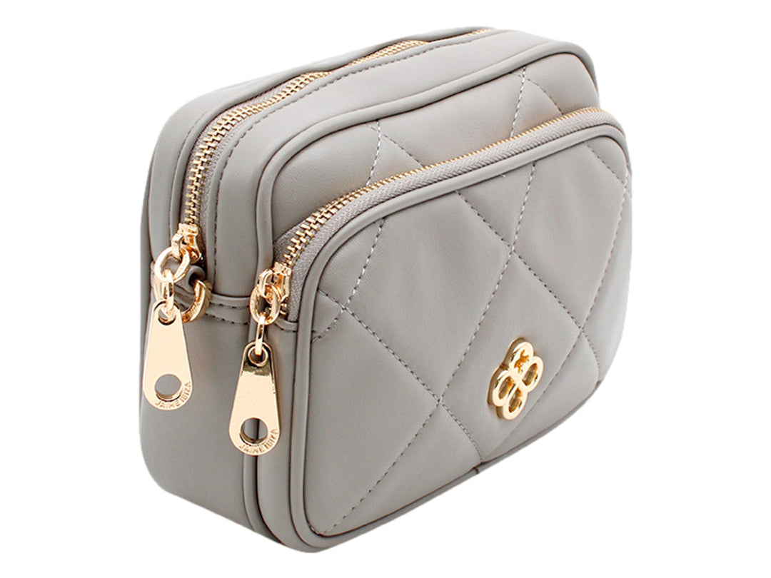 Bolso pequeño color gris con diseño acolchado, cadena dorada y detalle decorativo floral en el frente.