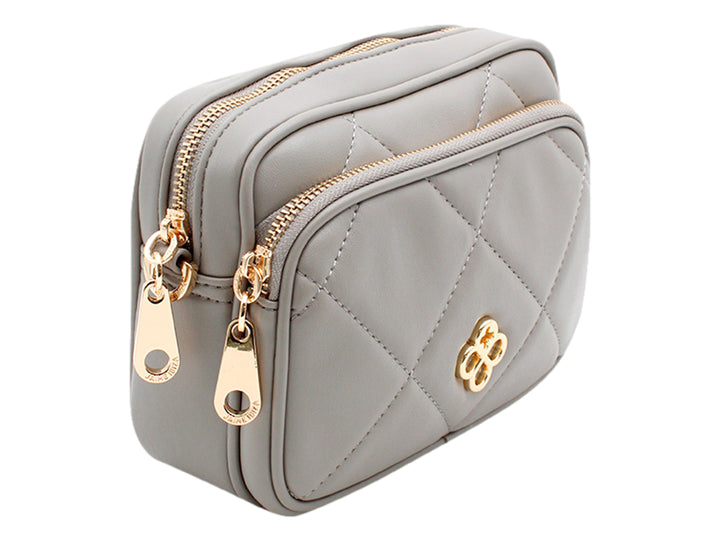 Bolso pequeño color gris con diseño acolchado, cadena dorada y detalle decorativo floral en el frente.