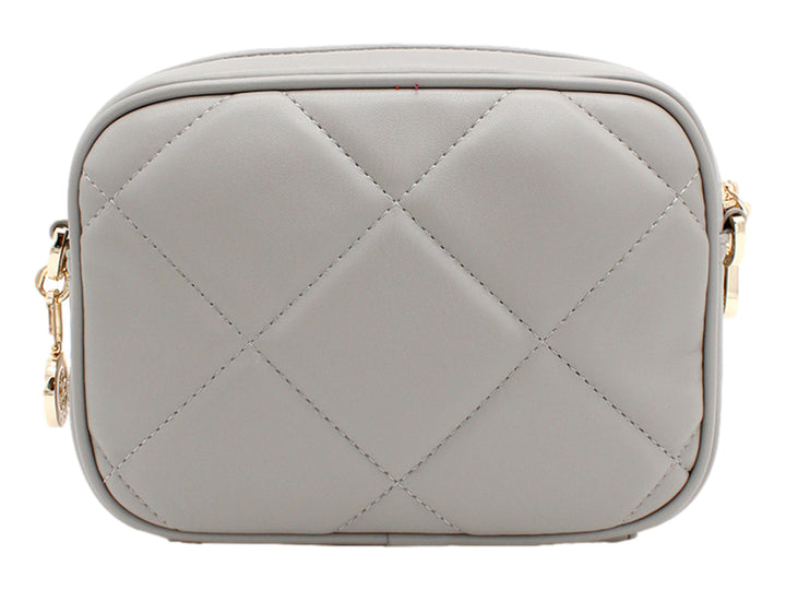 Bolso pequeño color gris con diseño acolchado, cadena dorada y detalle decorativo floral en el frente.