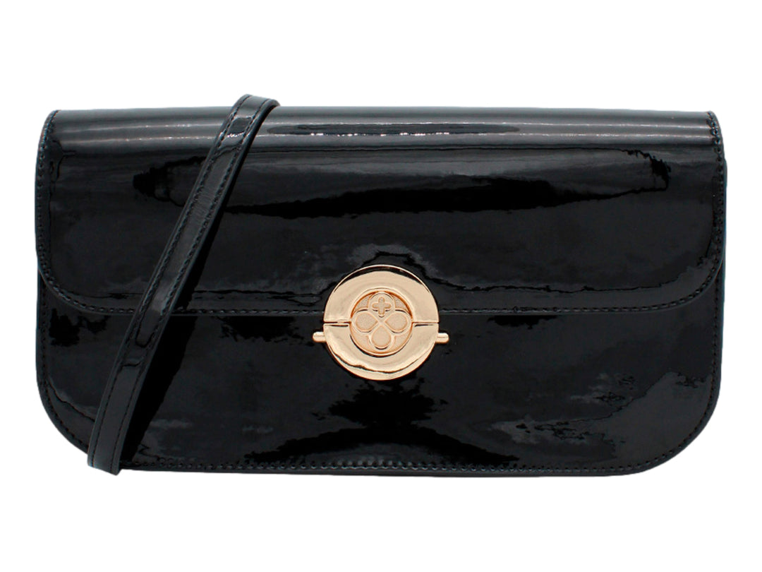 Bolso de mano negro en acabado charol brillante con cierre circular dorado y correa larga.