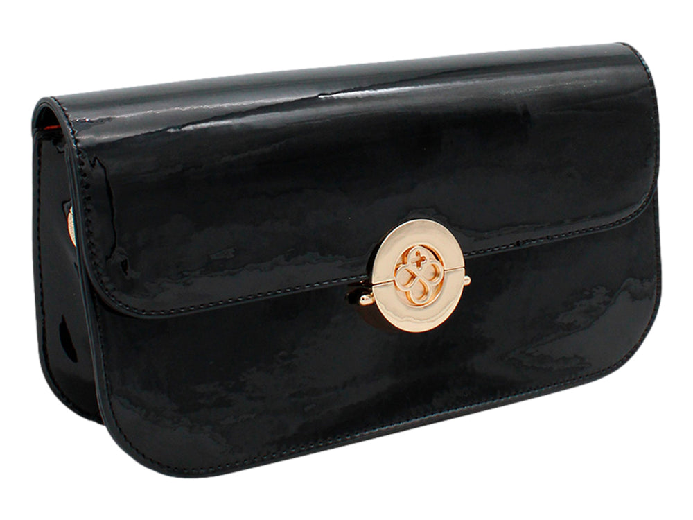 Bolso de mano negro en acabado charol brillante con cierre circular dorado y correa larga.