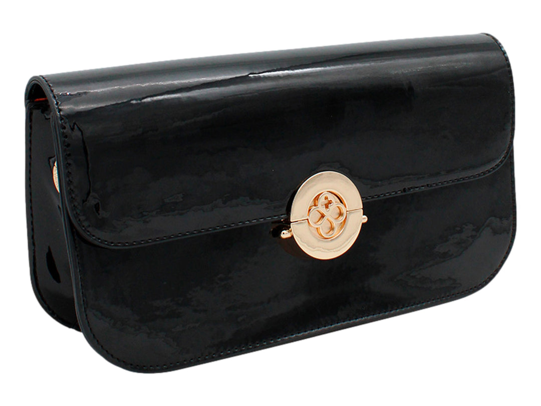 Bolso de mano negro en acabado charol brillante con cierre circular dorado y correa larga.