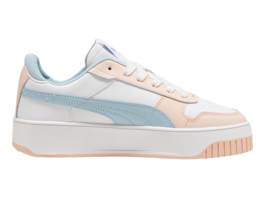Tenis PUMA Carina Street en color blanco con detalles en azul claro y rosa, con suela de plataforma blanca.