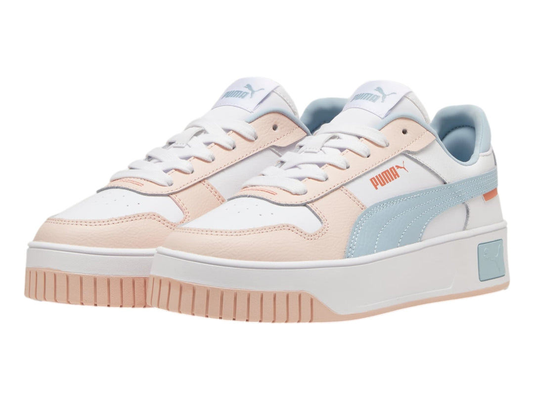 Tenis PUMA Carina Street en color blanco con detalles en azul claro y rosa, con suela de plataforma blanca.