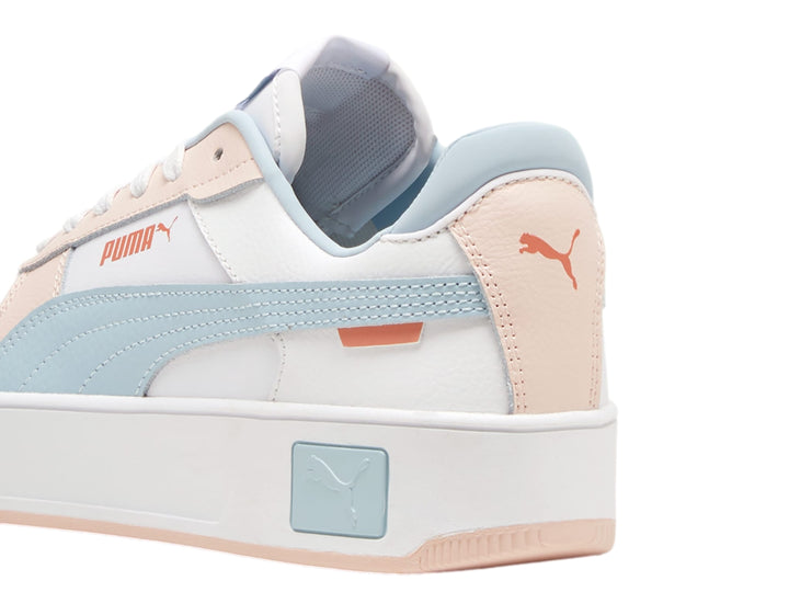 Tenis PUMA Carina Street en color blanco con detalles en azul claro y rosa, con suela de plataforma blanca.
