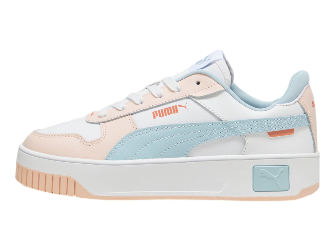 Tenis PUMA Carina Street en color blanco con detalles en azul claro y rosa, con suela de plataforma blanca.