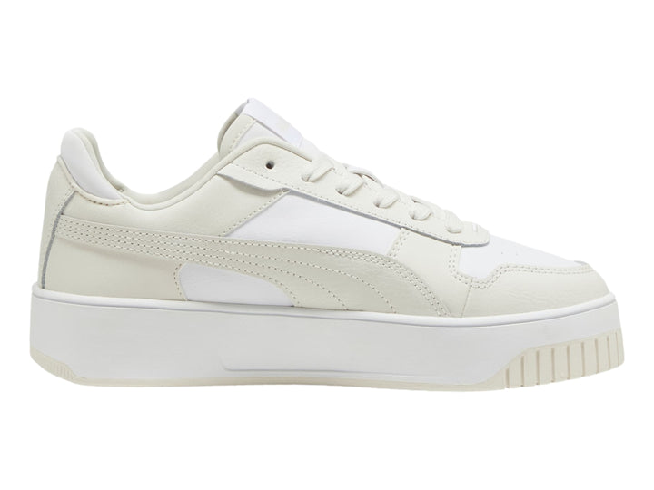 Tenis PUMA Carina Street color blanco y gris vapor con suela de plataforma.